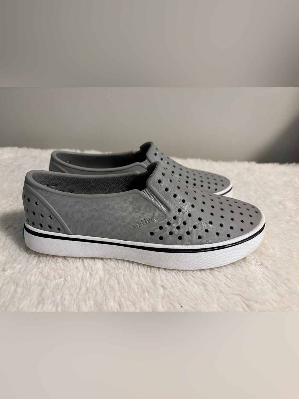 Native Gray Perforated Jefferson Slip-On Sneakers Size 6 Women’s Size 4 Mene